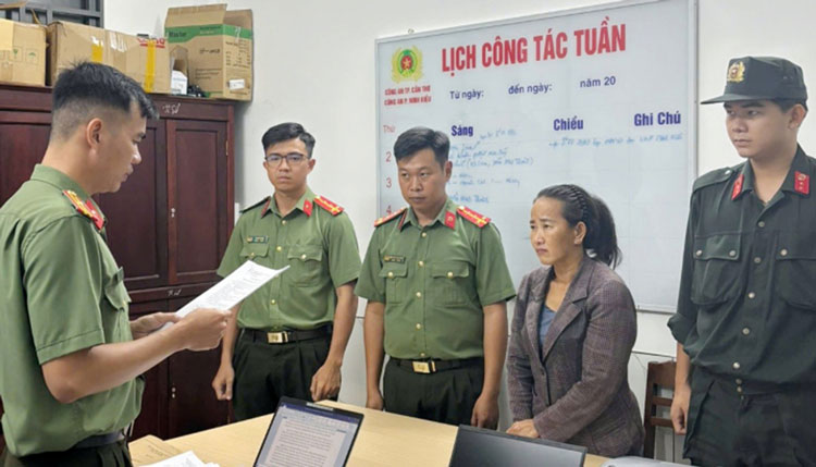mot-nguoi-phu-nu-bi-bat-giu-do-cam-dau MOT-NGUOI-PHU-NU-BI-BAT-GIU